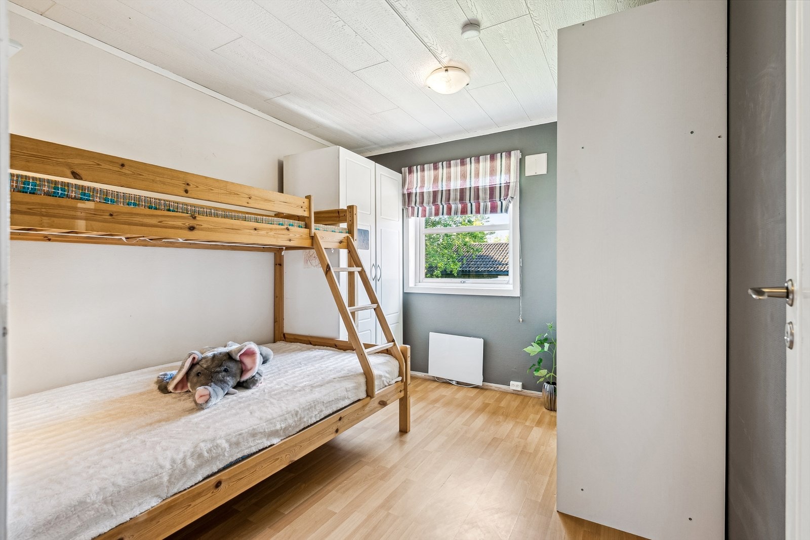 Barnevennlig soverom med gode innredningsmuligheter og naturlig lys. Galleribilde