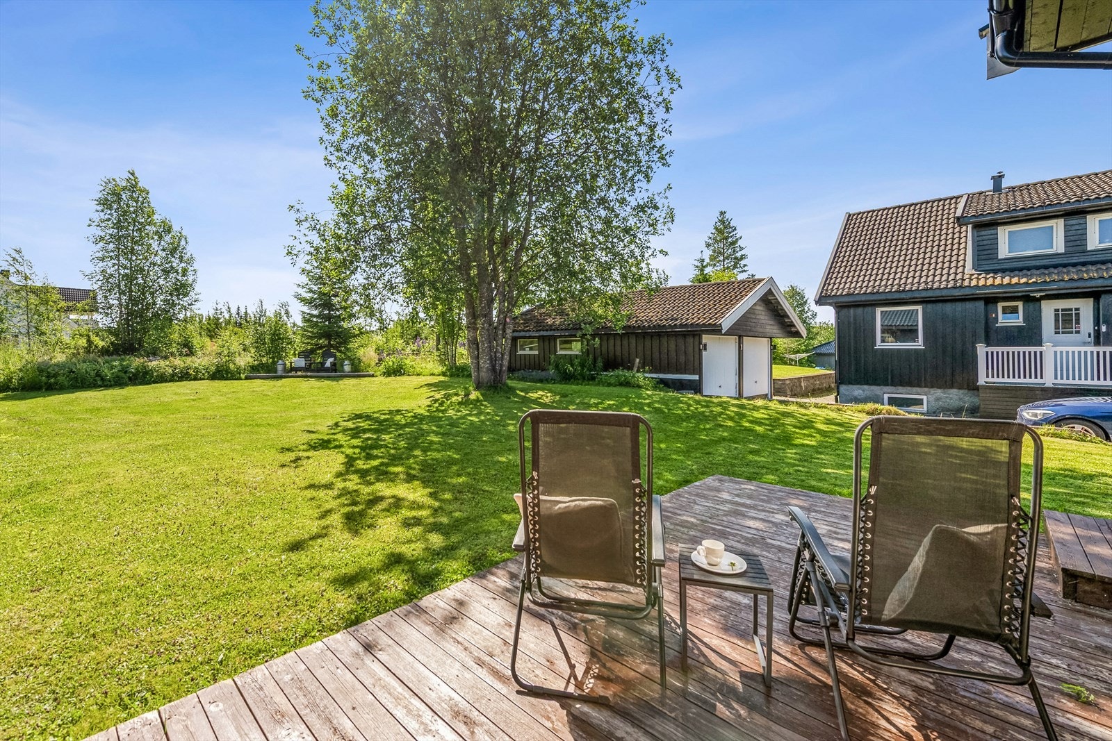 Egen sitteplass på terrasse gir mulighet for avslapning nær hagen. Galleribilde