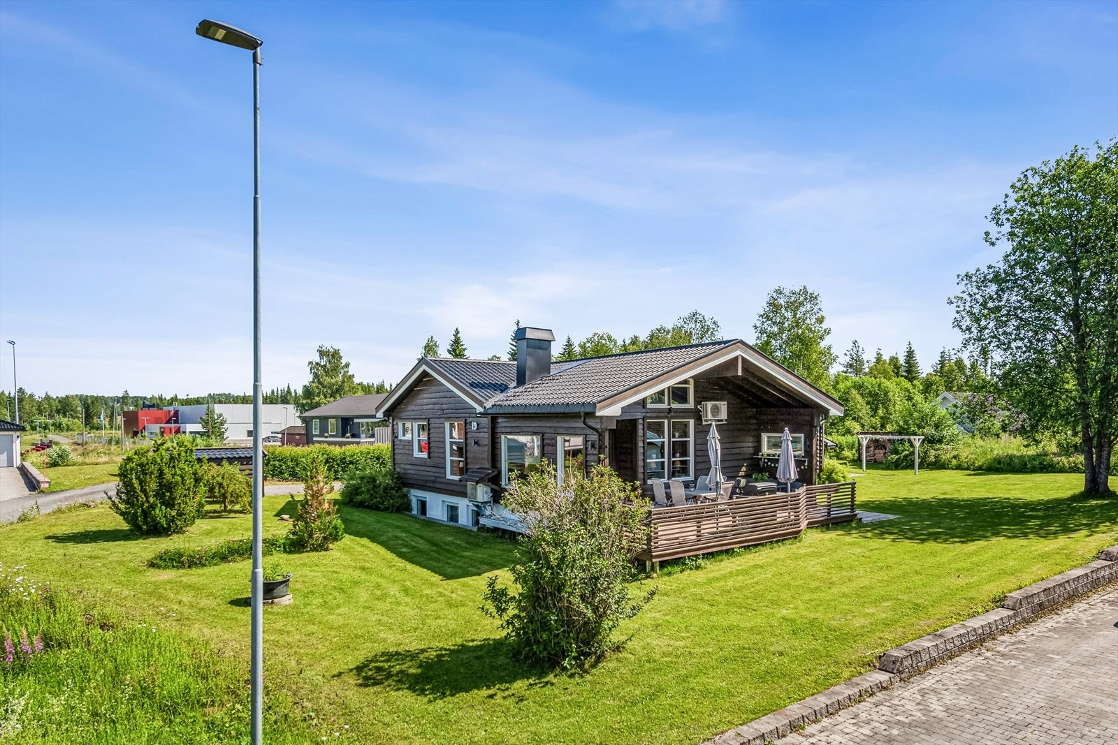 Stor, solrik hage med god boltreplass og flere soner for utemiljø Galleribilde