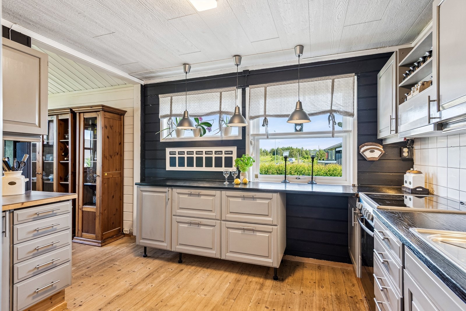 Kjøkkeninnredning med profilerte fronter, laminert benkeplate og praktisk belysning over arbeidsflaten. Galleribilde