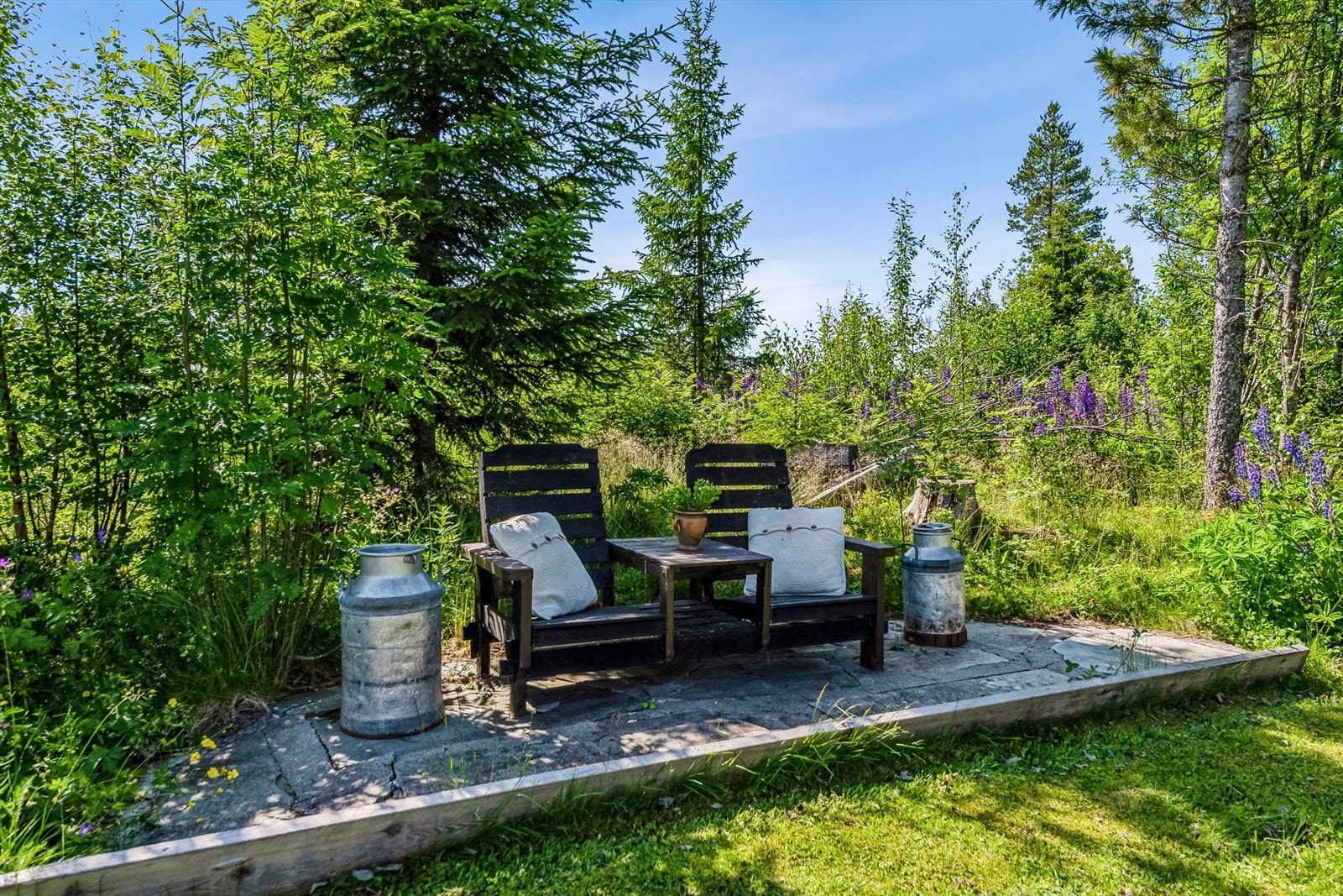 Sjarmerende hagekrok omkranset av natur, perfekt for rolige stunder utendørs. Galleribilde