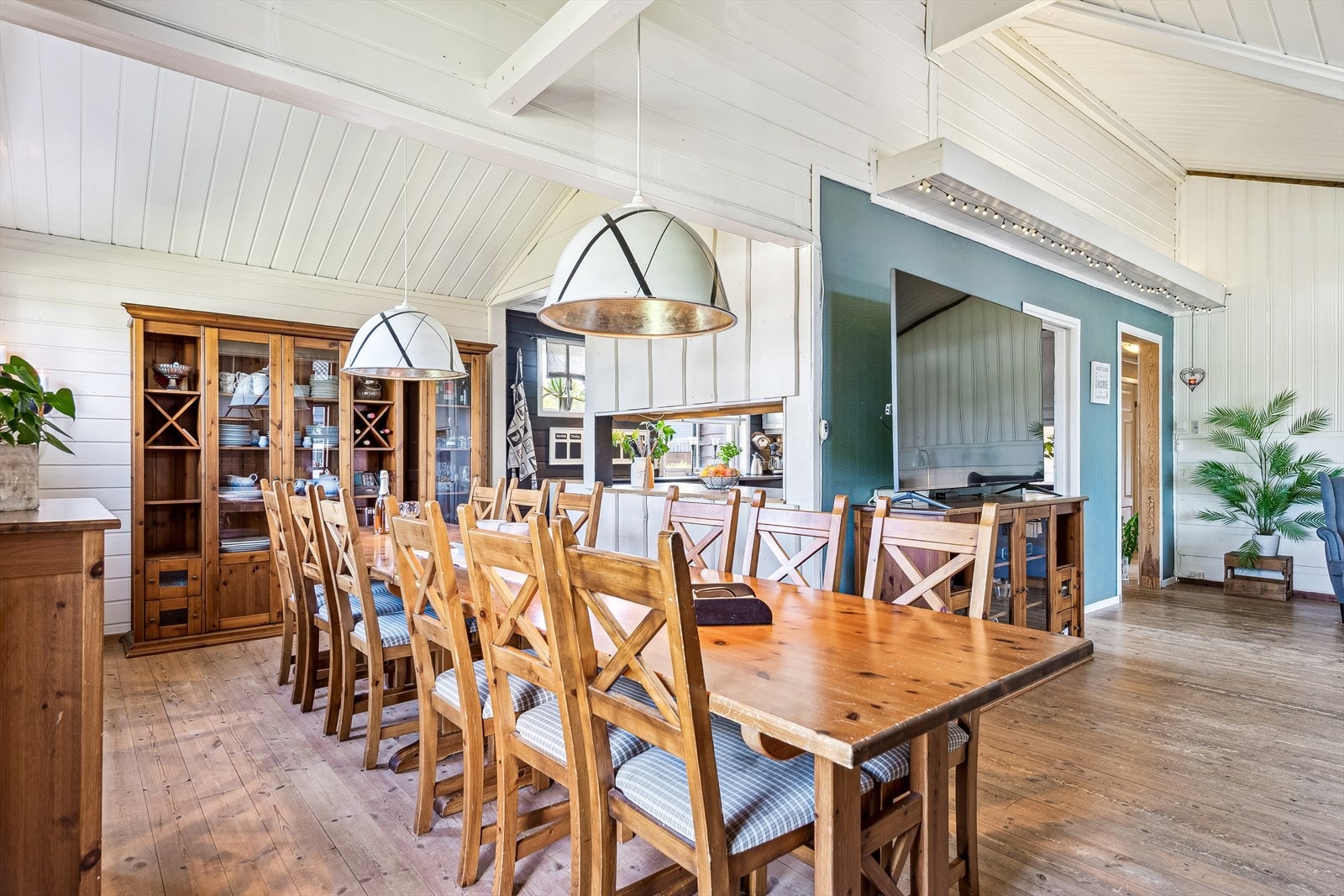 Spisestue med plass til stor spisegruppe, perfekt for sosiale sammenkomster. Galleribilde