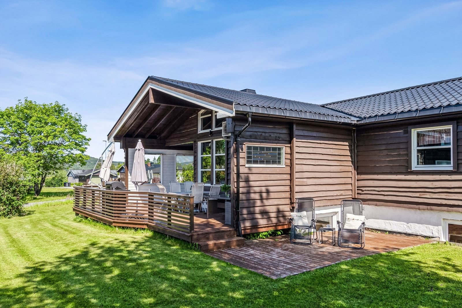 Terrassen er skjermet med levegg og gir private uteopplevelser i grønne omgivelser. Galleribilde