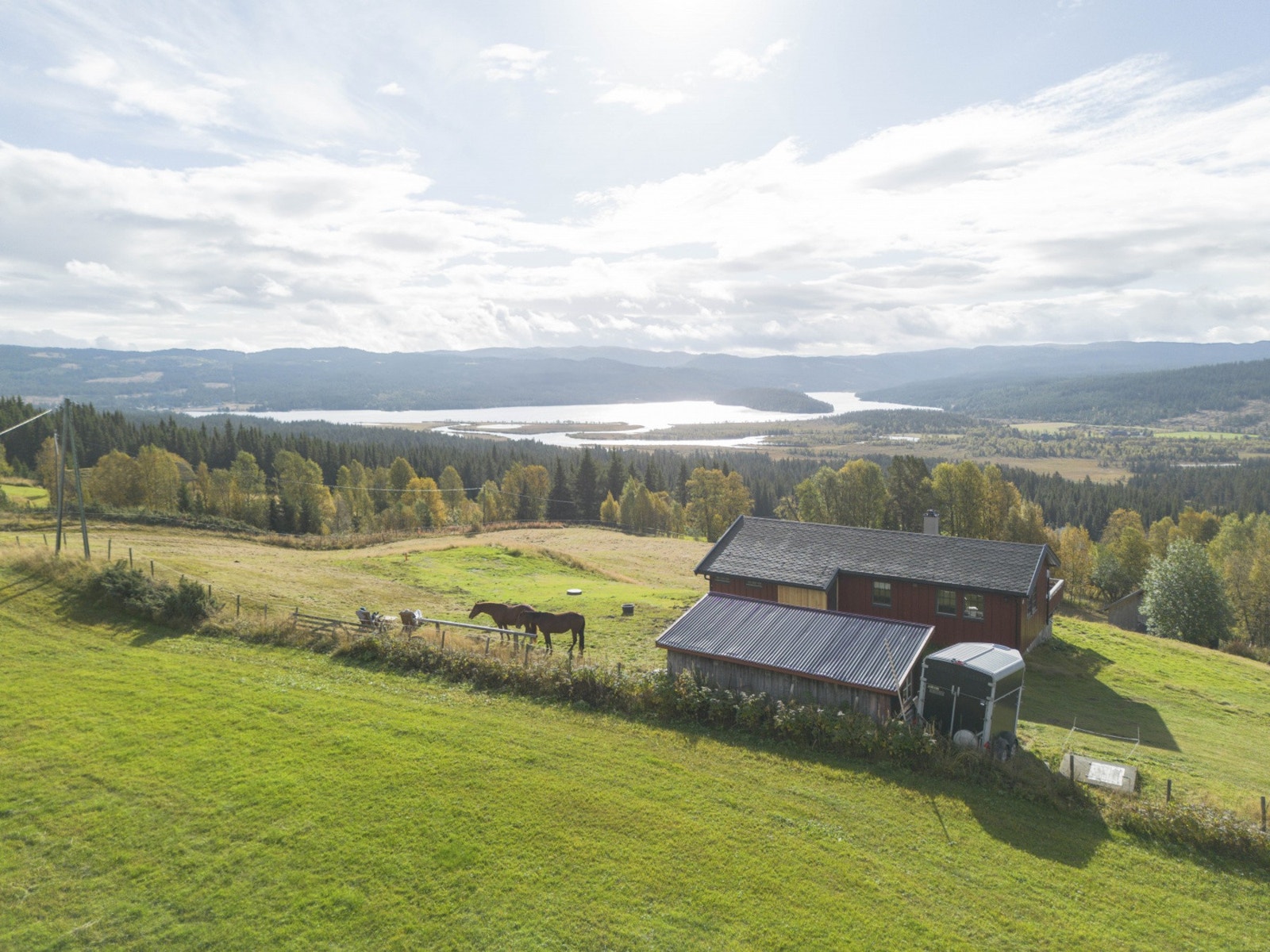 Koselig hyttetun beliggende på ca. 860 moh, bestående av fritidsbolig, uthus, fjøs og løe. Galleribilde