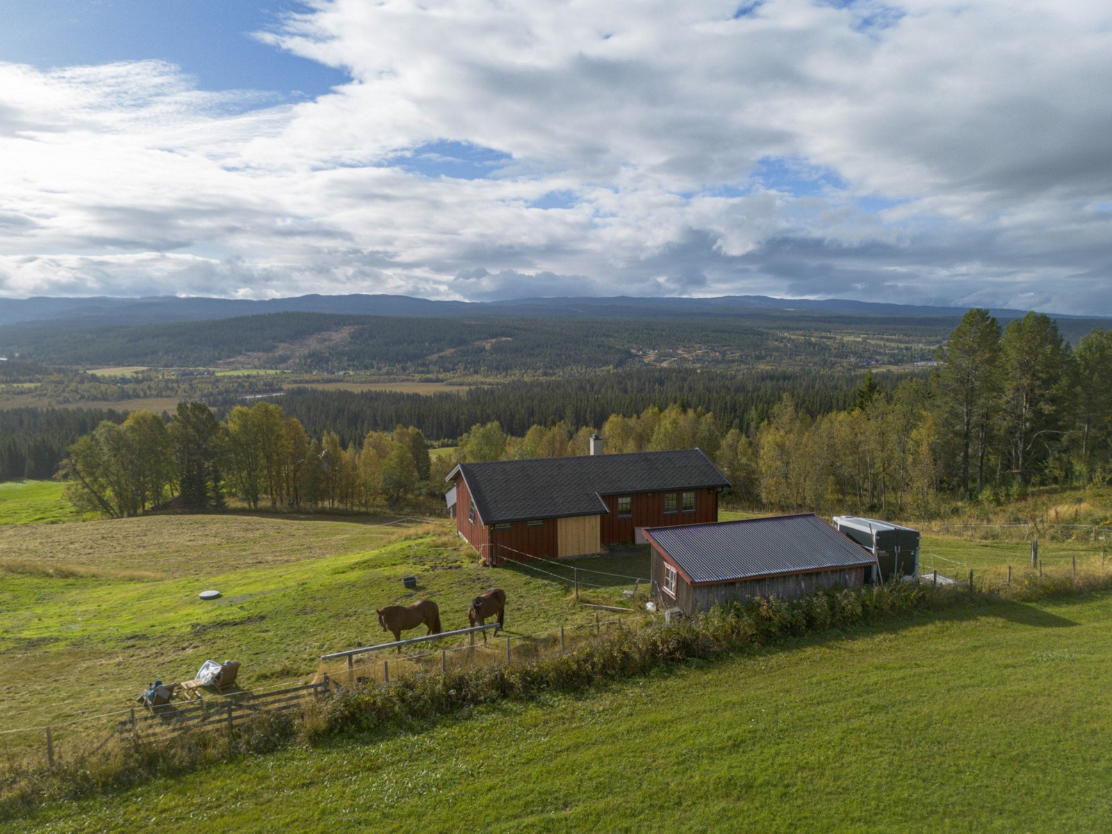 Tomten er opparbeidet med stor plen, noe beplantning rundt bygning, og ellers naturtomt og skog. Galleribilde