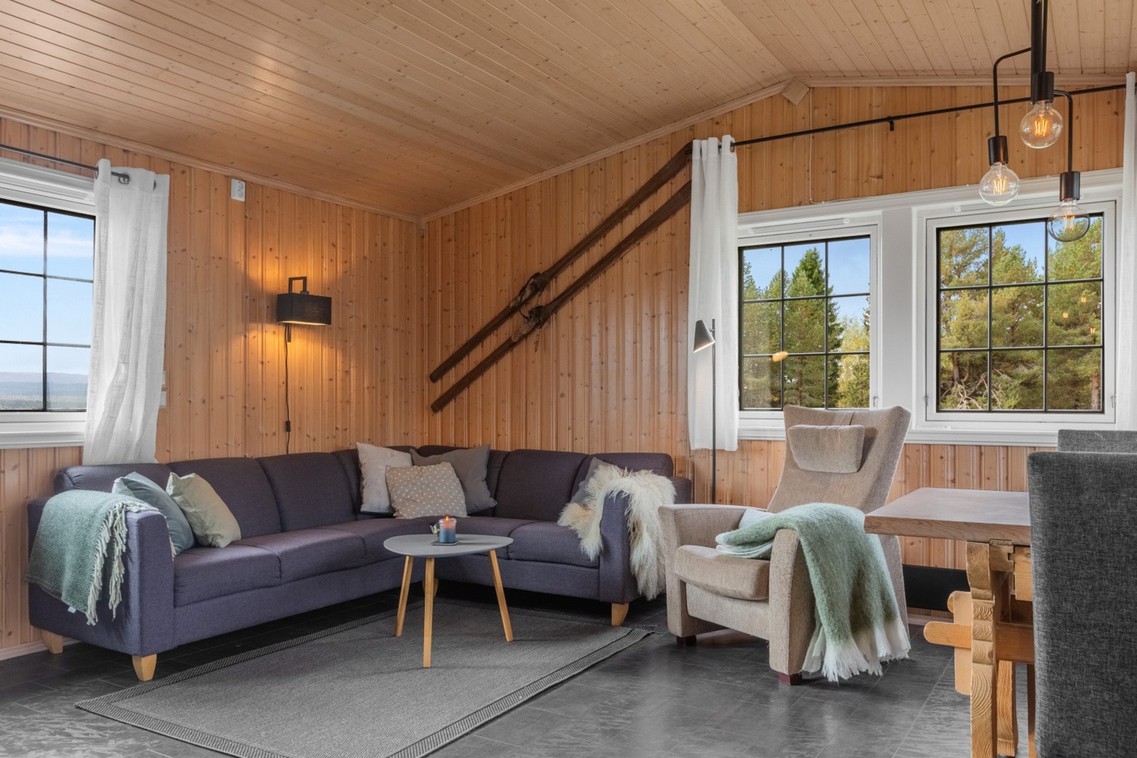 Den rausta himlingen gir sammen med alle vindusflatene en god og luftig romfølelse. Galleribilde