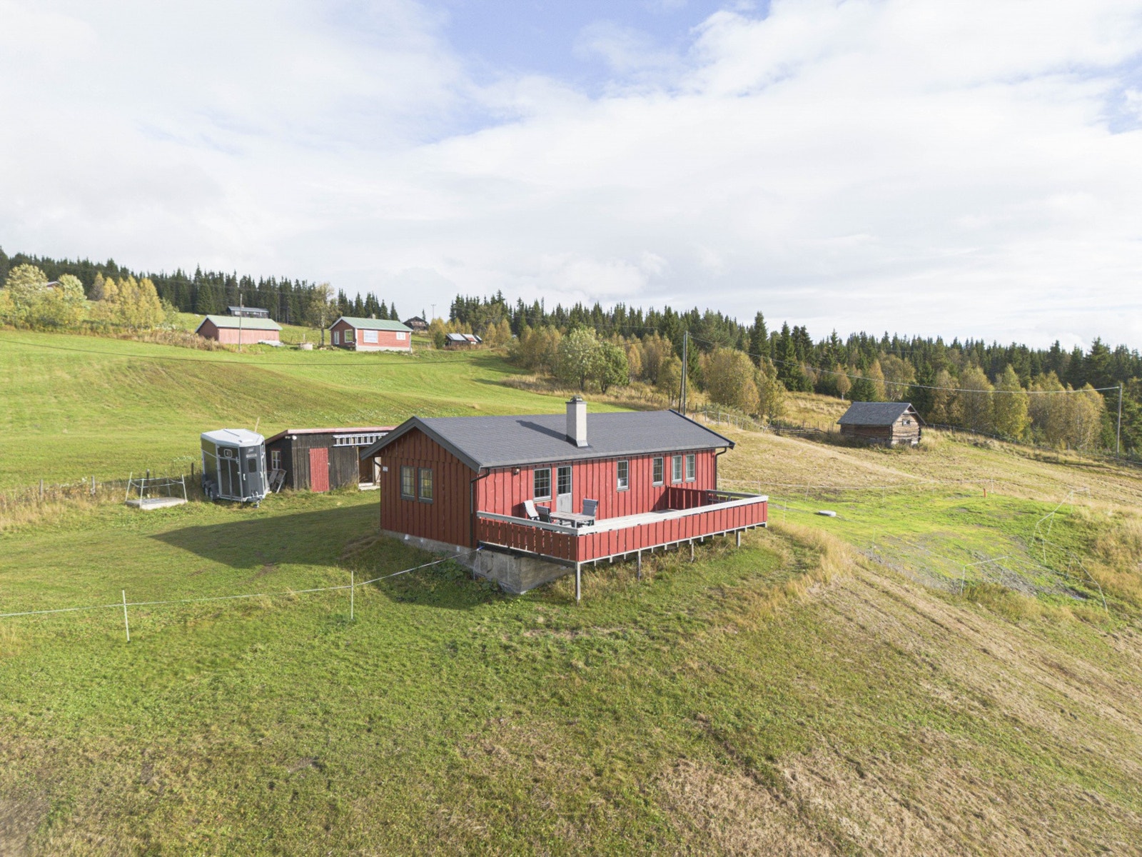 Eiendommen ligger solrikt og åpent til, med et rikt turterreng i i naturskjønne omgivelser. Galleribilde