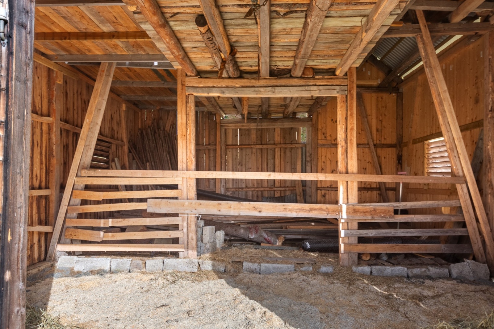 Underetasjen i låven har de siste årene blitt benyttet som stall til hester. Så dette er den perfekte eiendommen til å kunne ta med hestene opp på fjellet, med stall og stort jorde. Galleribilde