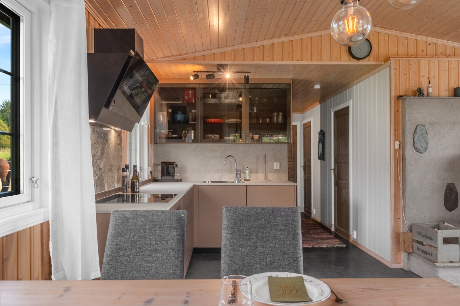 Integrerte hvitevarer som komfyr, koketopp, oppvaskmaskin og kjøl-/fryseskap. Flott plate i marmor bak komfyren som hindrer sprut fra matlagingen. Galleribilde