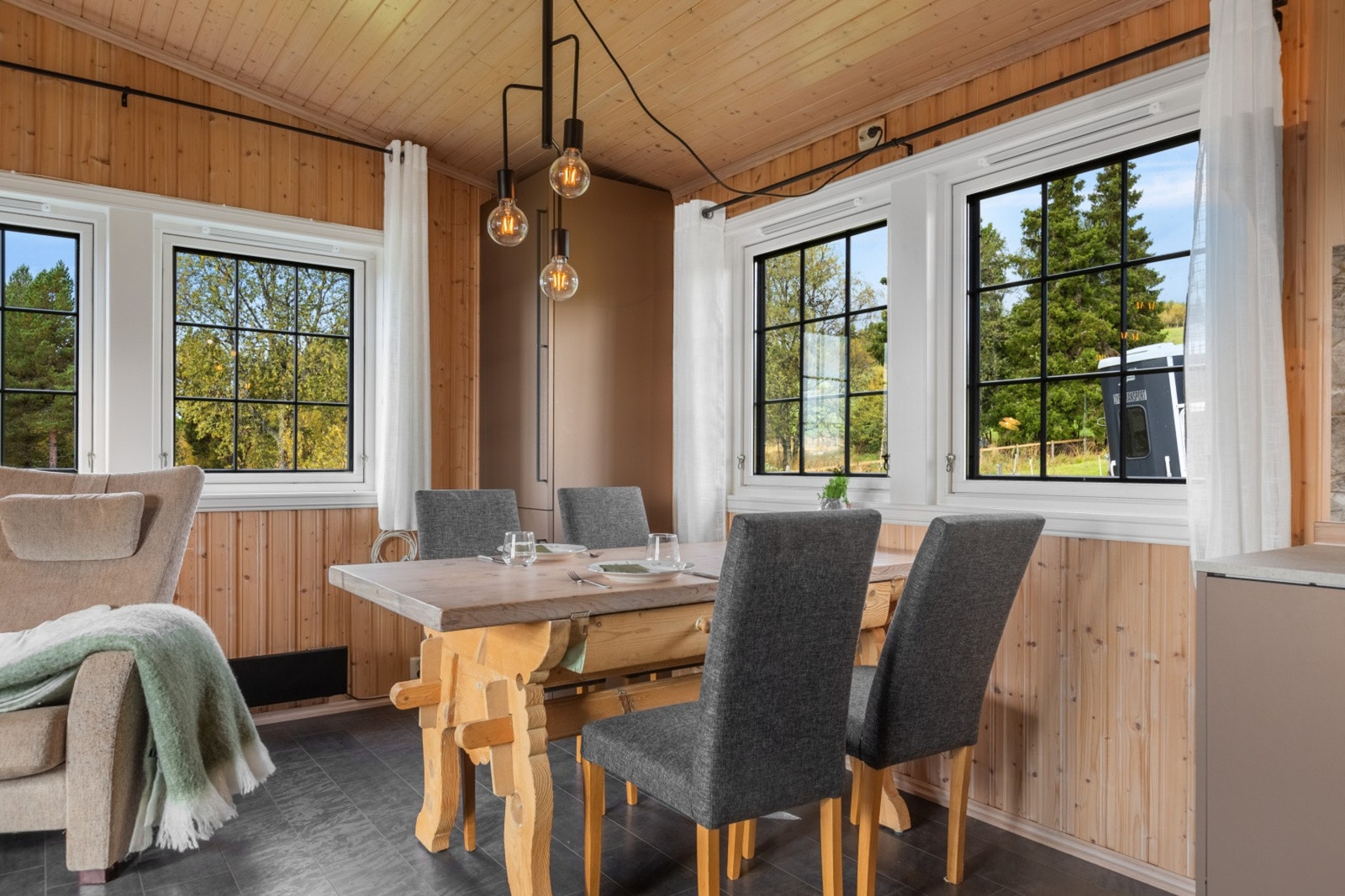 Stuen og kjøkkenet ligger i en sosial og åpen løsning. Galleribilde