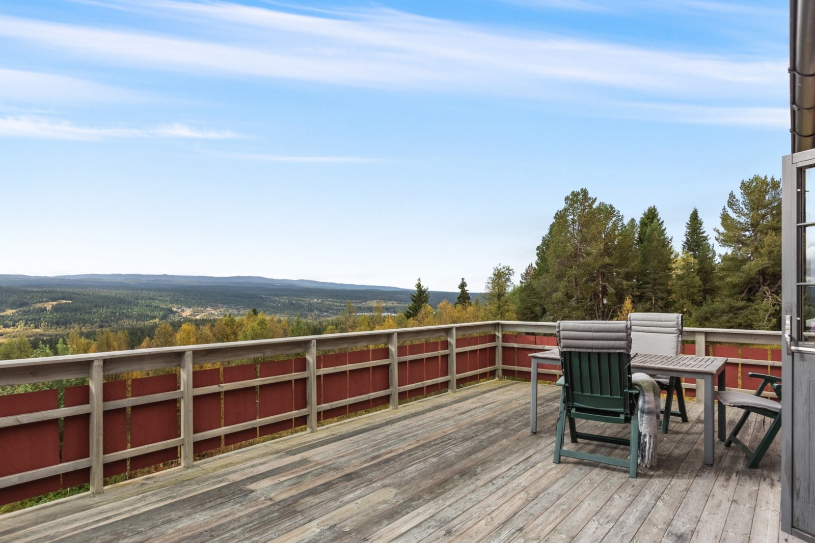 Den romslige terrassen har gode muligheter for møblering av utemøblement. Galleribilde