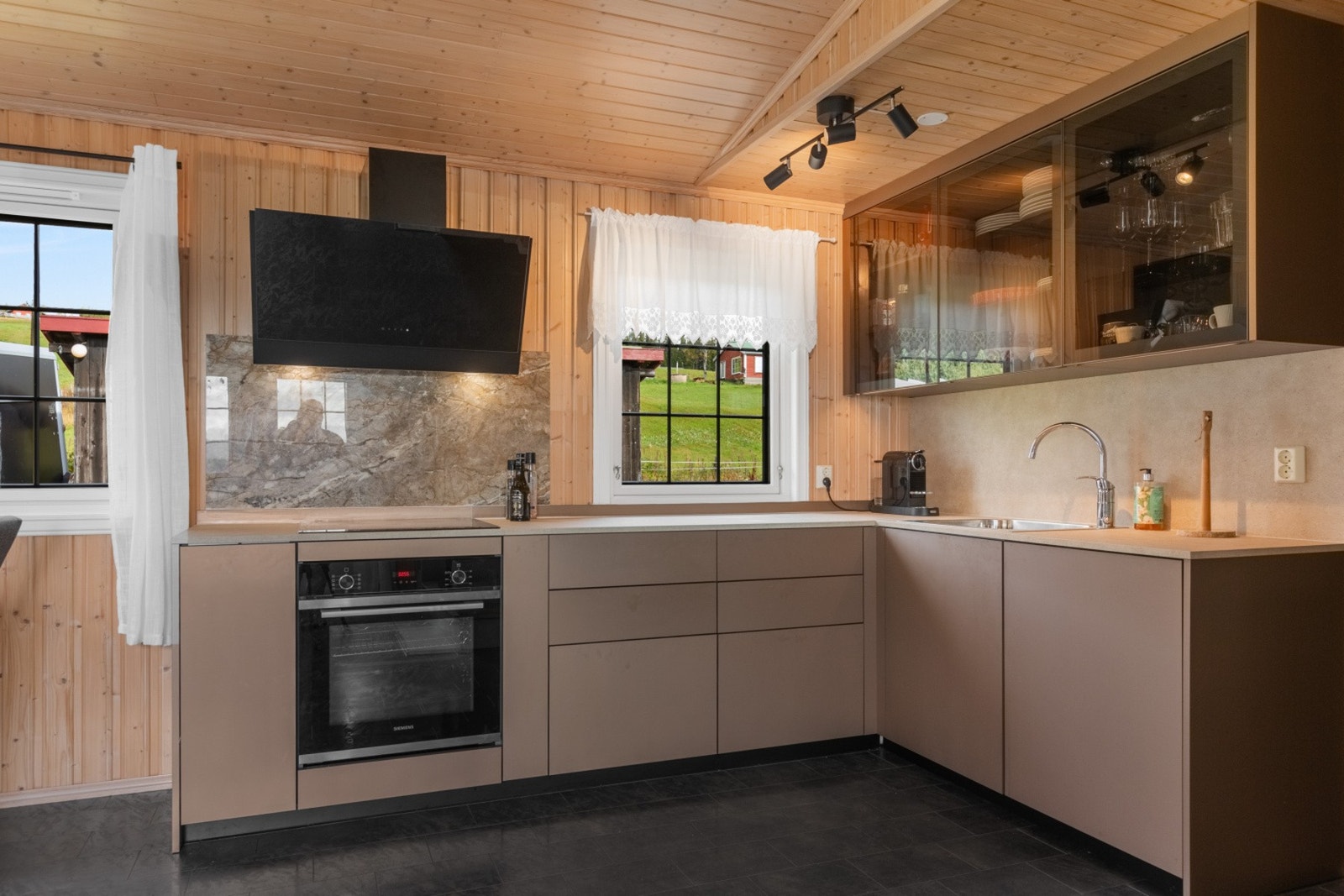 Kjøkkenet er nytt i 2025 en og er en høystandard, italiensk innredning i en moderne og fin farge, med glatte fronter, benkeplate i høytrykkslaminat samt overskap på vegg med glassdører. Galleribilde