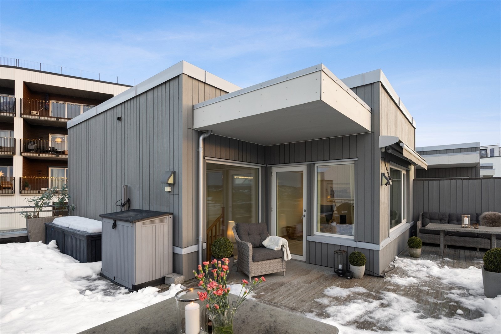 Som alt annet tar nok også takterrassen seg enda bedre ut sommerstid, men med flere soner, markise, rikelig med plass og lang solgang gjør utearealet svært attraktivt! Galleribilde