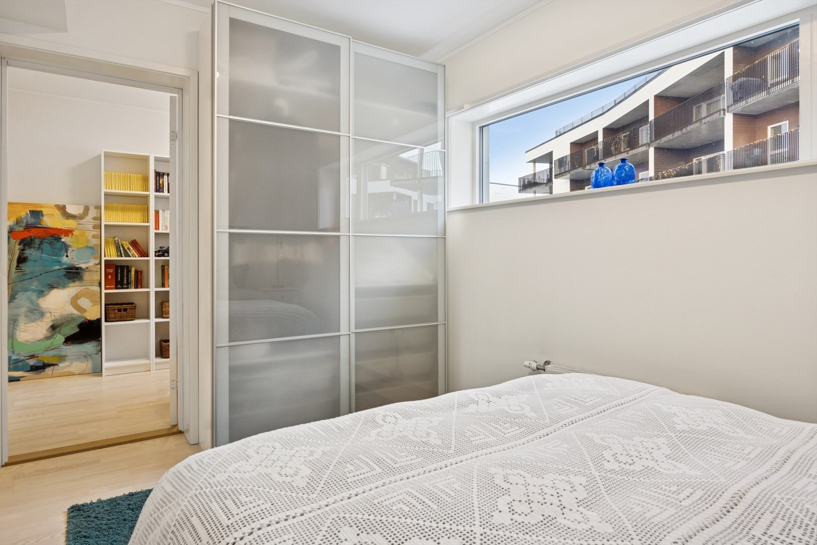 Garderobeskap medfølger. Rommet er tilknyttet garderoberom på 5,9 m² (takstmann har omtalt det som soverom i plantegning, det er det ikke). Galleribilde