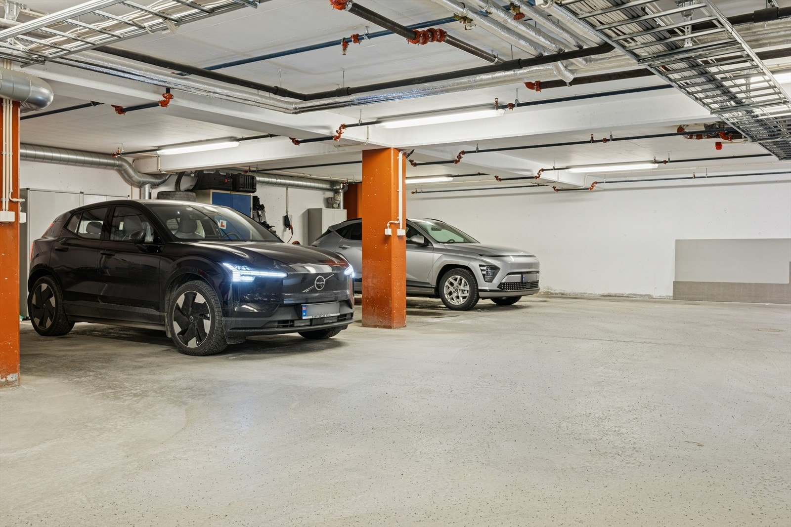 Parkeringsplass tilrettelagt for to biler. Mulighet for etablering av lader. Galleribilde