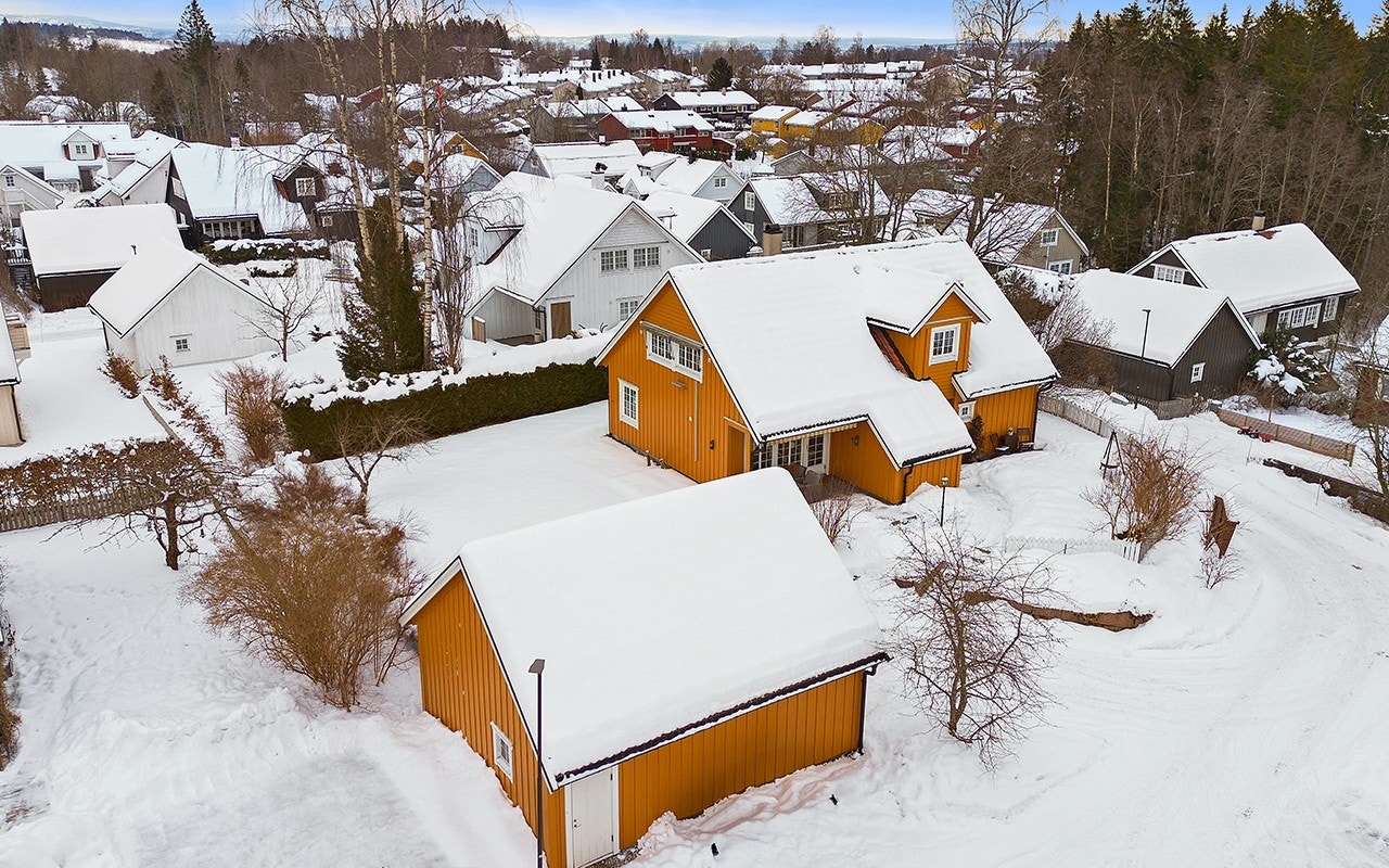 Dette er en attraktiv og velholdt familiebolig over to plan, beliggende i en rolig blindvei uten gjennomgangstrafikk Galleribilde