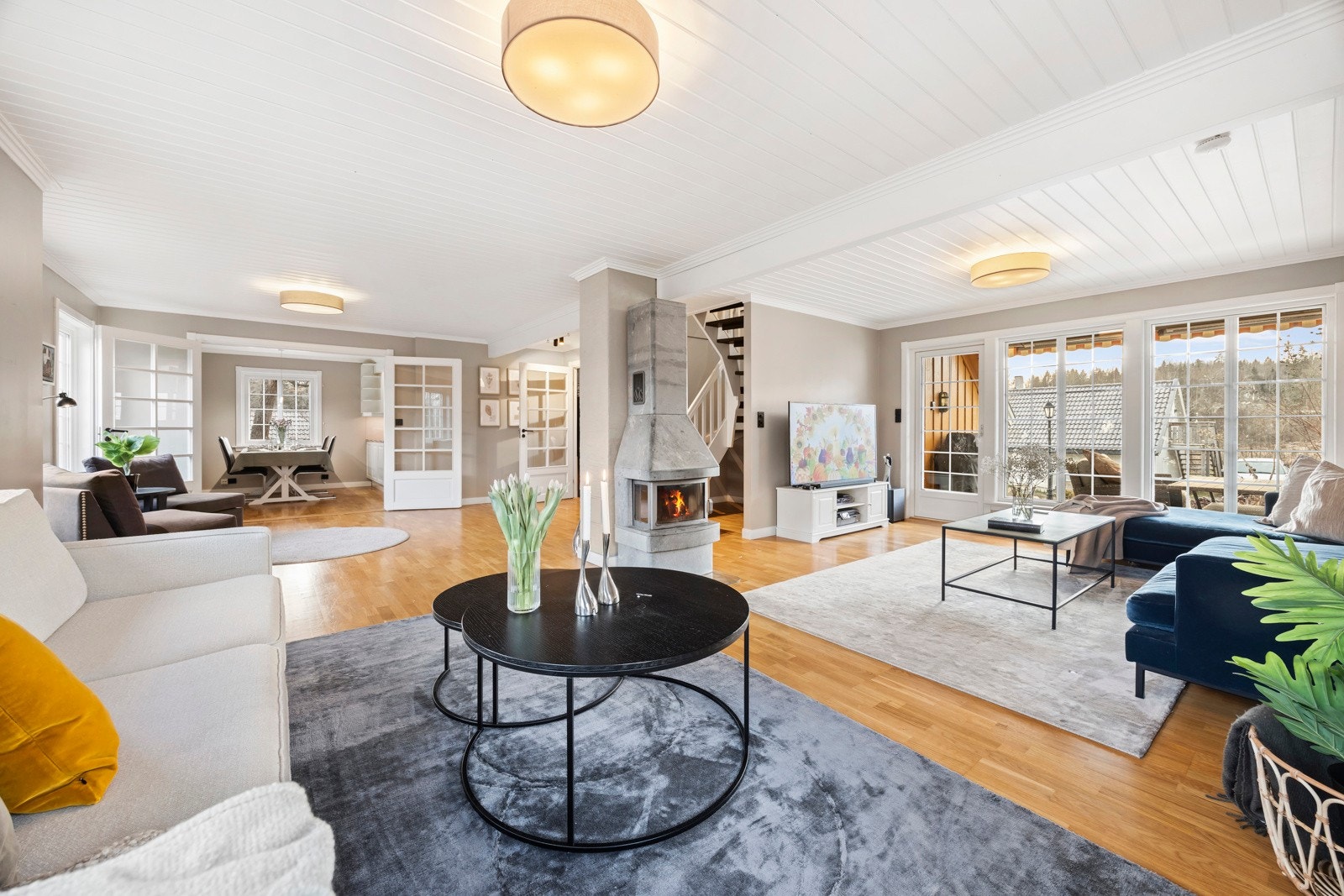 Boligen byr på en lys og romslig stue med gode møbleringsmuligheter og store vindusflater Galleribilde