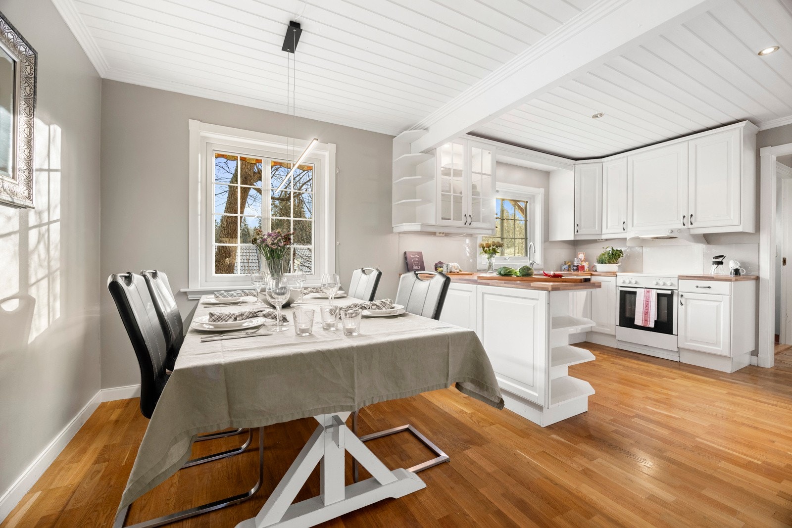 Kjøkkenet er utstyrt med kjøl- og fryseskap og komfyr med platetopp, samt integrert oppvaskmaskin Galleribilde