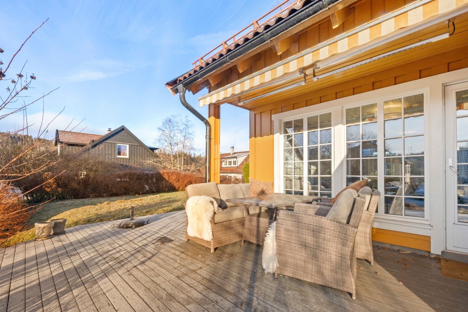 Hovedterrassen er sørvestvendt med ypperlige solforhold og kveldssol. Den lille terrassen ved inngangspartiet er sørvendt Galleribilde