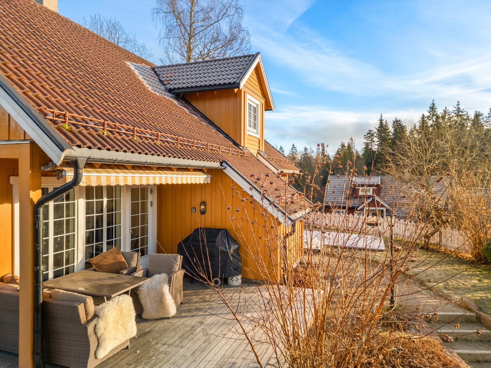Eiendommen har en pent opparbeidet tomt med svært gode solforhold fra morgen til kveld, og hyggelige uteplasser. Galleribilde