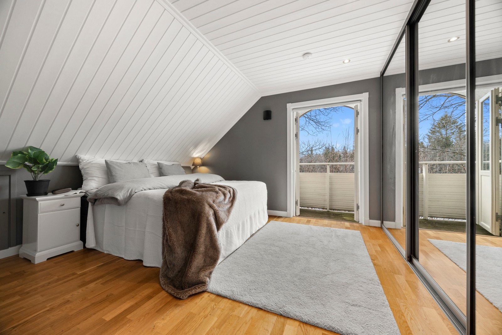 Hovedsoverommet er romslig med plass til dobbeltseng og har utgang til balkong Galleribilde