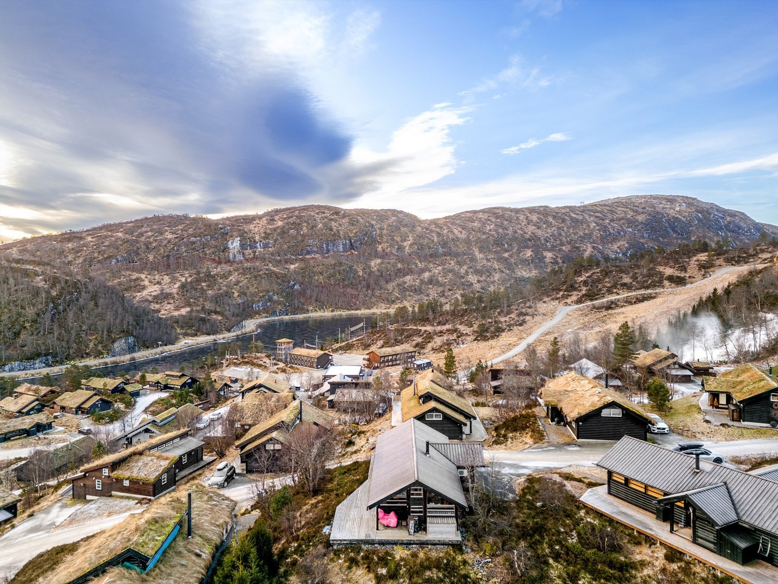 Huldreheimen, klatreparken, badestrand, samt kafe/restaurant like nedenfor. Galleribilde