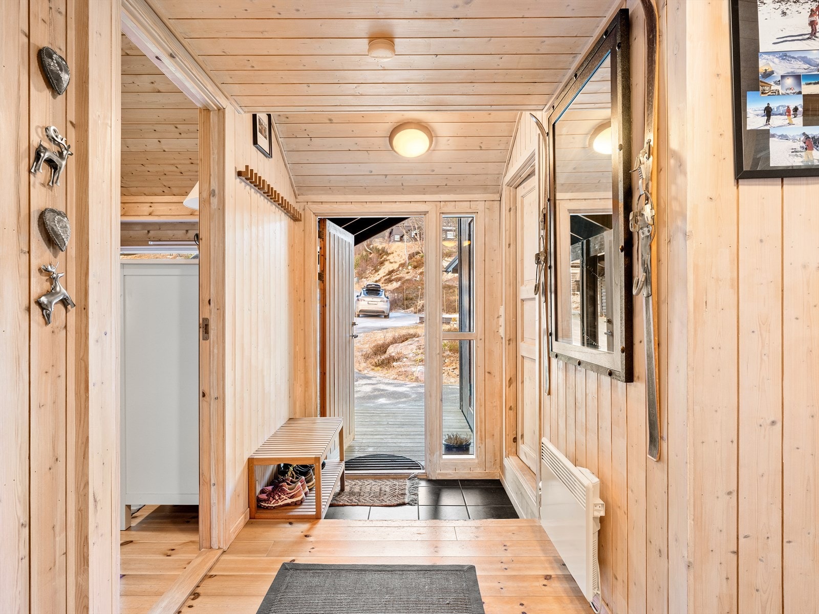 Entre/gang med adkomst til bod med ytterligere plass til klær og sko. Galleribilde