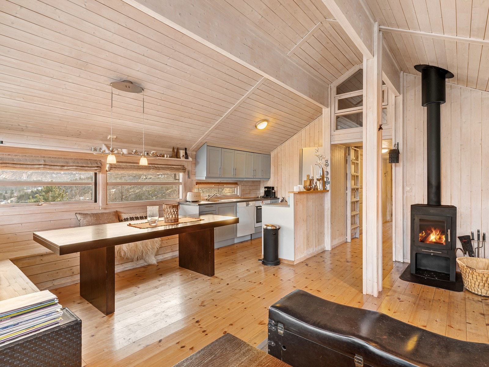 Stedsbygget sittebenk i tilknytning til spisebordet Galleribilde