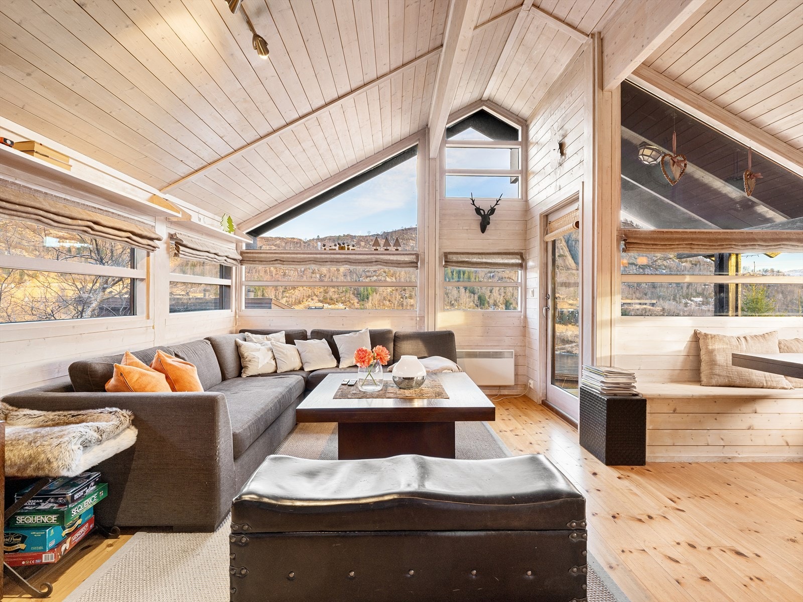 Herlig romfølelse med god takhøyde og store vindusflater. Galleribilde