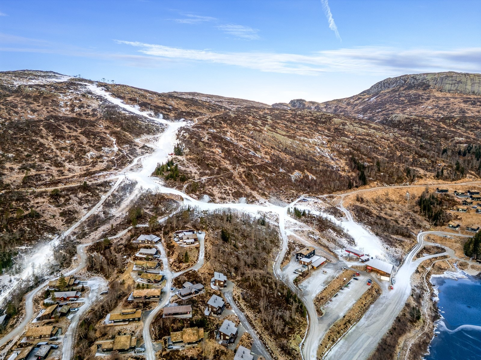 Herlig beliggenhet i et meget attraktivt hyttefelt med umiddelbar tilgang til Huldreheimen i Tjørhomfjellet. Dette er et eldorado for familien. Ski in - ski out med herlig utsikt! Kort avstand også til stolheisen. Galleribilde