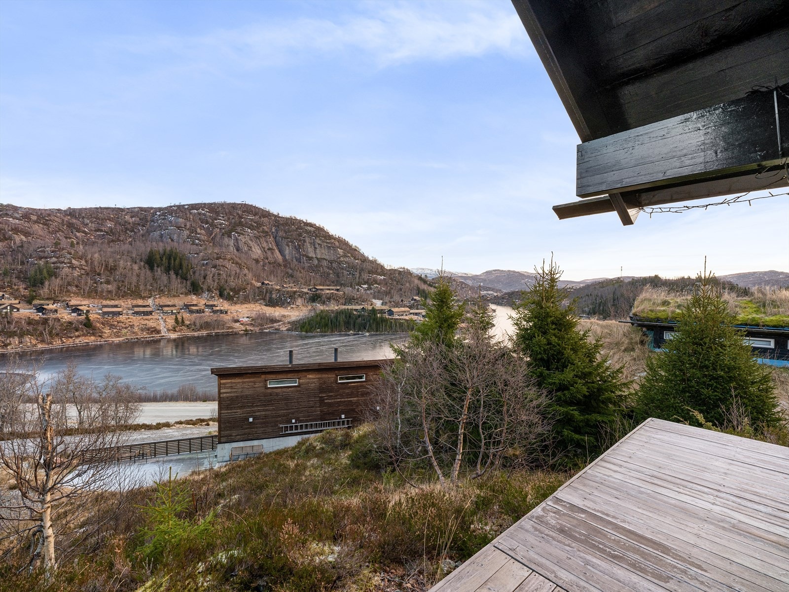 Utsikt mot Beinesvatnet fra terrassen Galleribilde