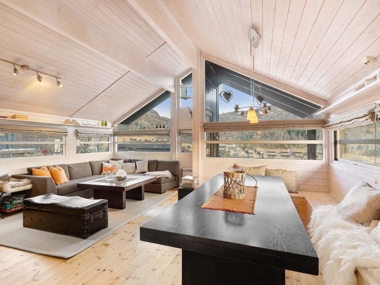 Hytta har praktisk planløsning og flott utsikt fra stue og kjøkken Galleribilde