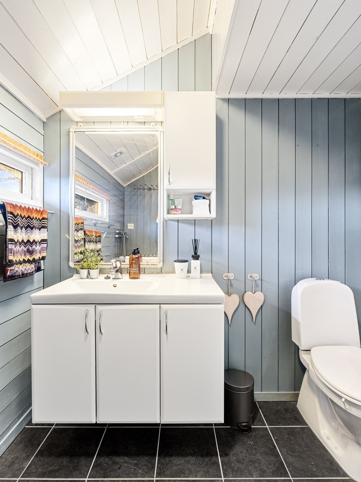 Vask i seksjon og speil med belysning. Galleribilde