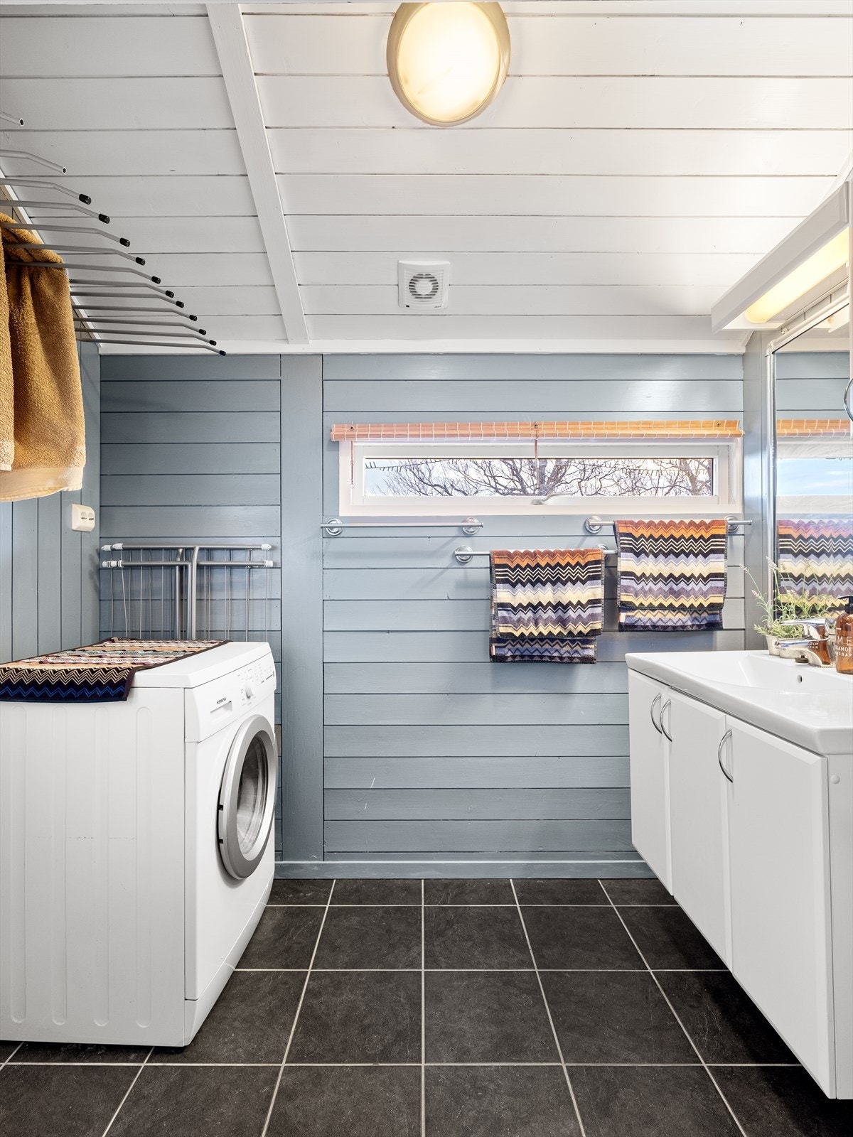 Bad/vaskerom med fliser på gulv med varmekabler under. Galleribilde