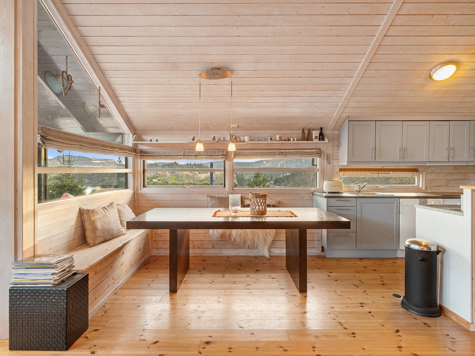 God plass til flere gjester rundt spisebordet Galleribilde