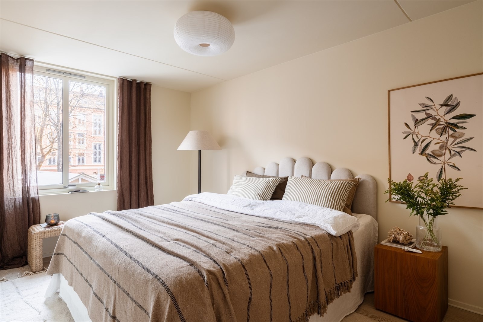 Romslig hovedsoverom vendt inn mot bakgård Galleribilde