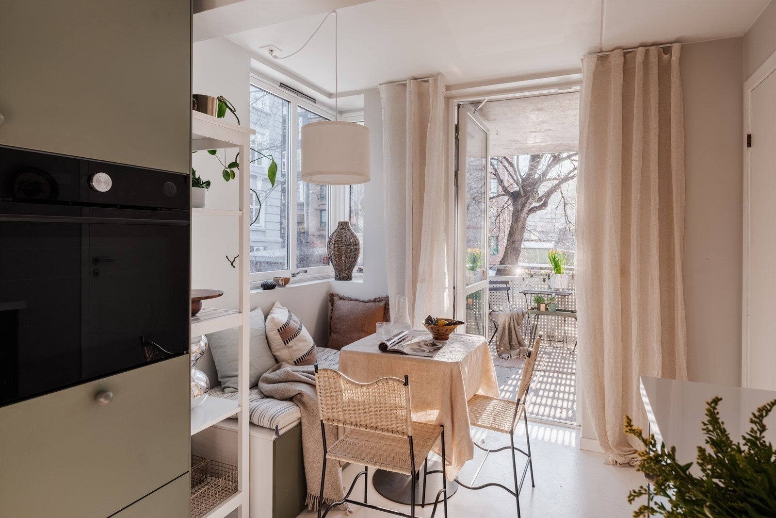 Koselig spiseplass med utgang til balkong Galleribilde