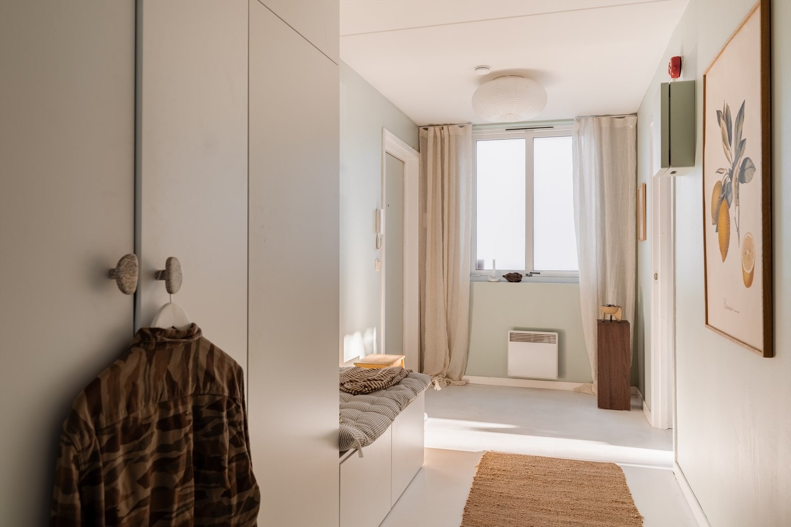 Romslig gang med plass til garderobeskap og andre avlastningsmøbler Galleribilde