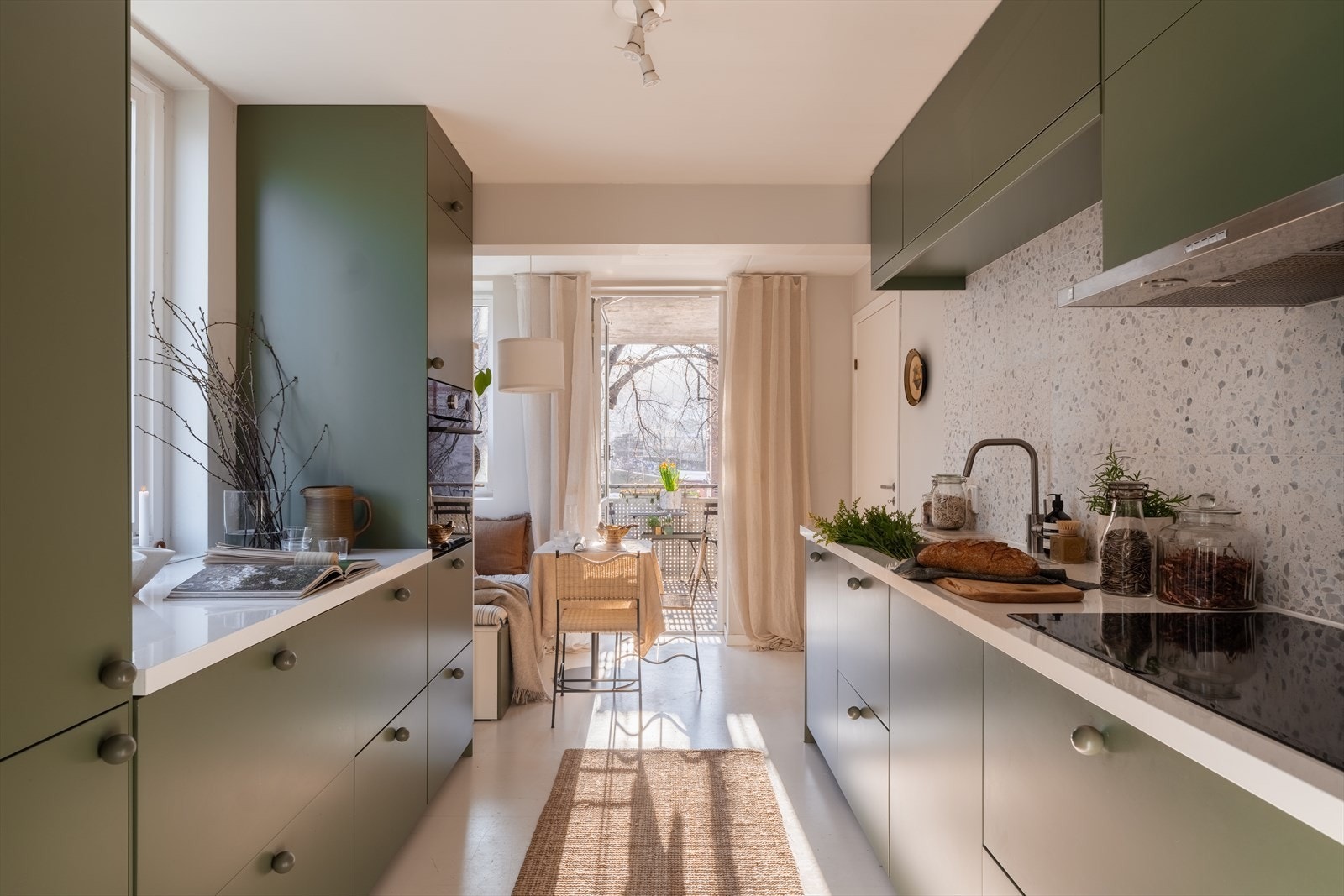 Pent, separat kjøkken pusset opp i 2023 - Plass til hyggelig spiseplass og utgang til balkong Galleribilde