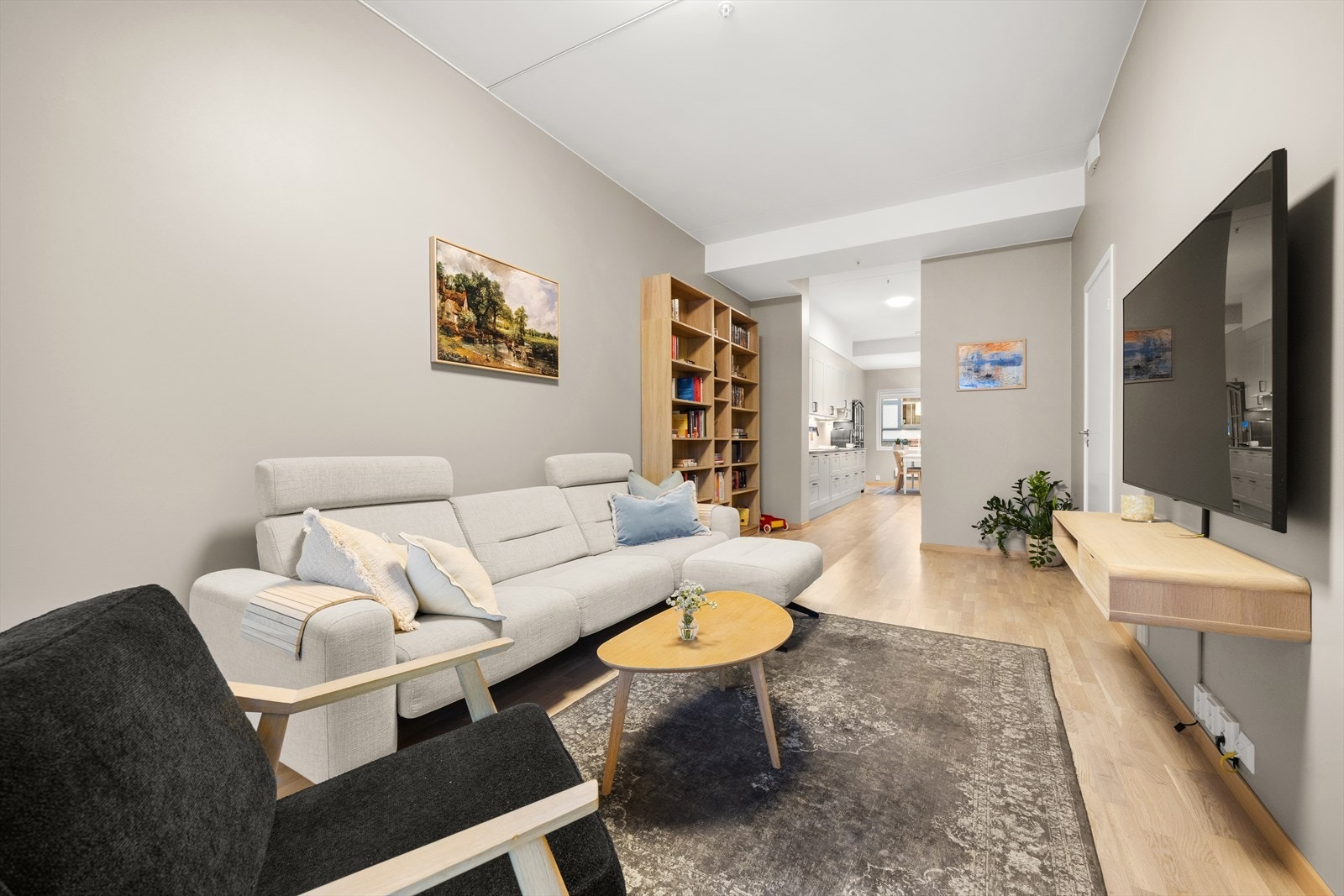 Leiligheten har fine overflater med parkett på gulv og slette, malte vegger Galleribilde