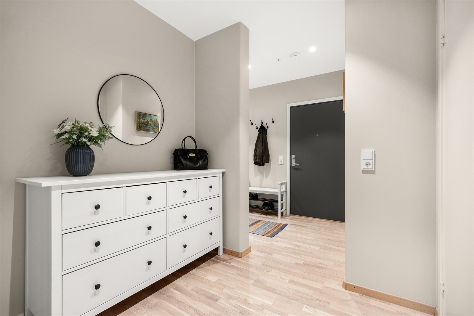 Gang med muligheter for skap eller kommode til oppbevaring Galleribilde