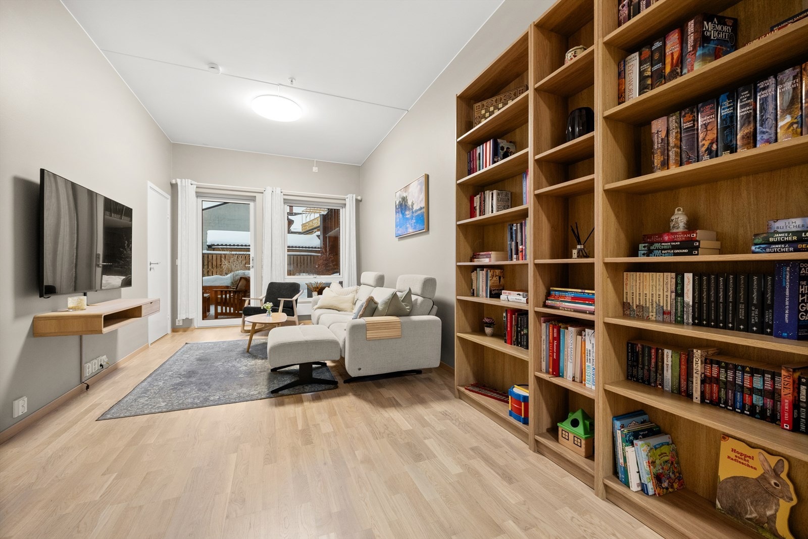 Romslig stue med god plass til sofagruppe og tilhørende tv-møblement Galleribilde