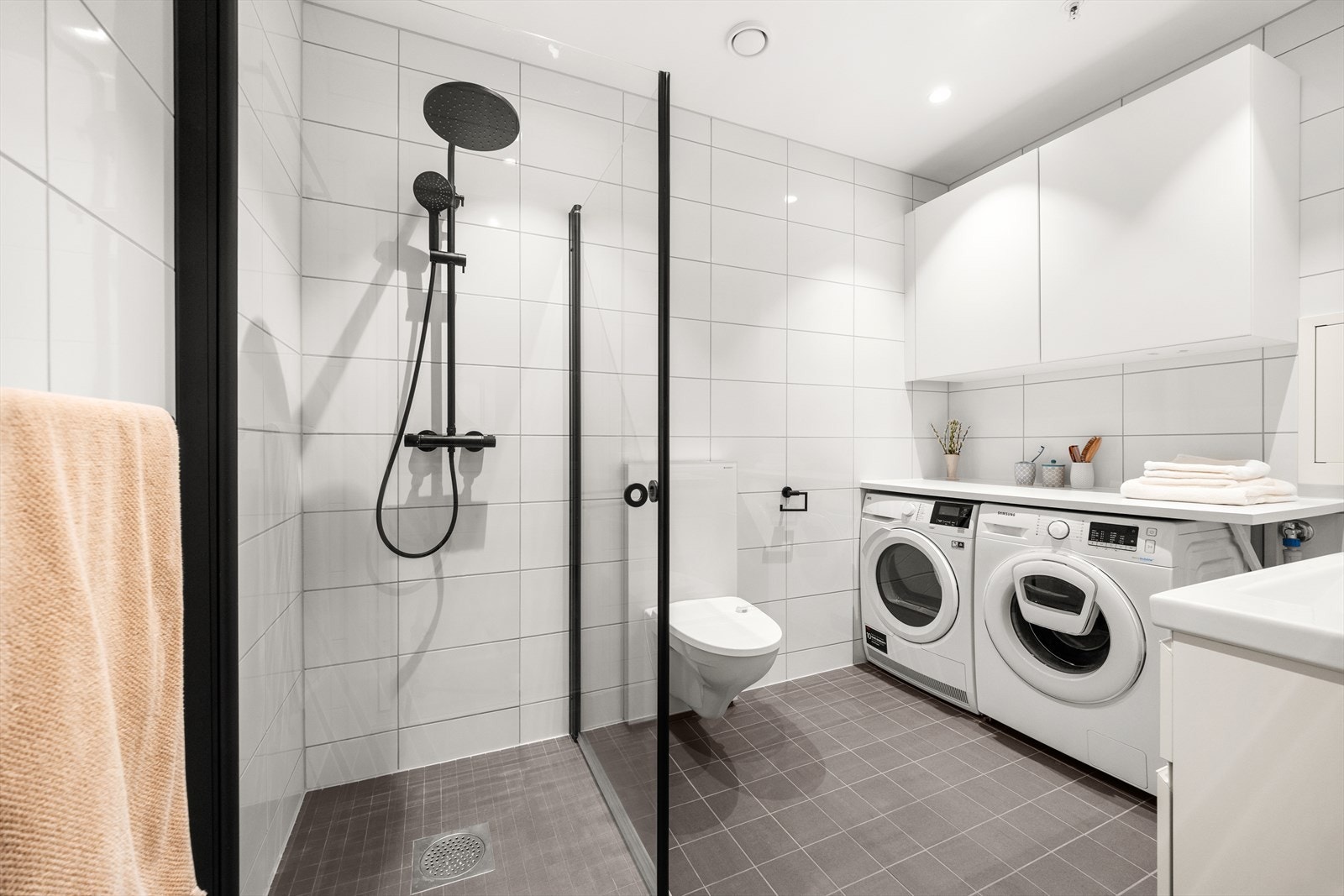 Stor bad med flislagte overflater og varmekabler i gulv Galleribilde