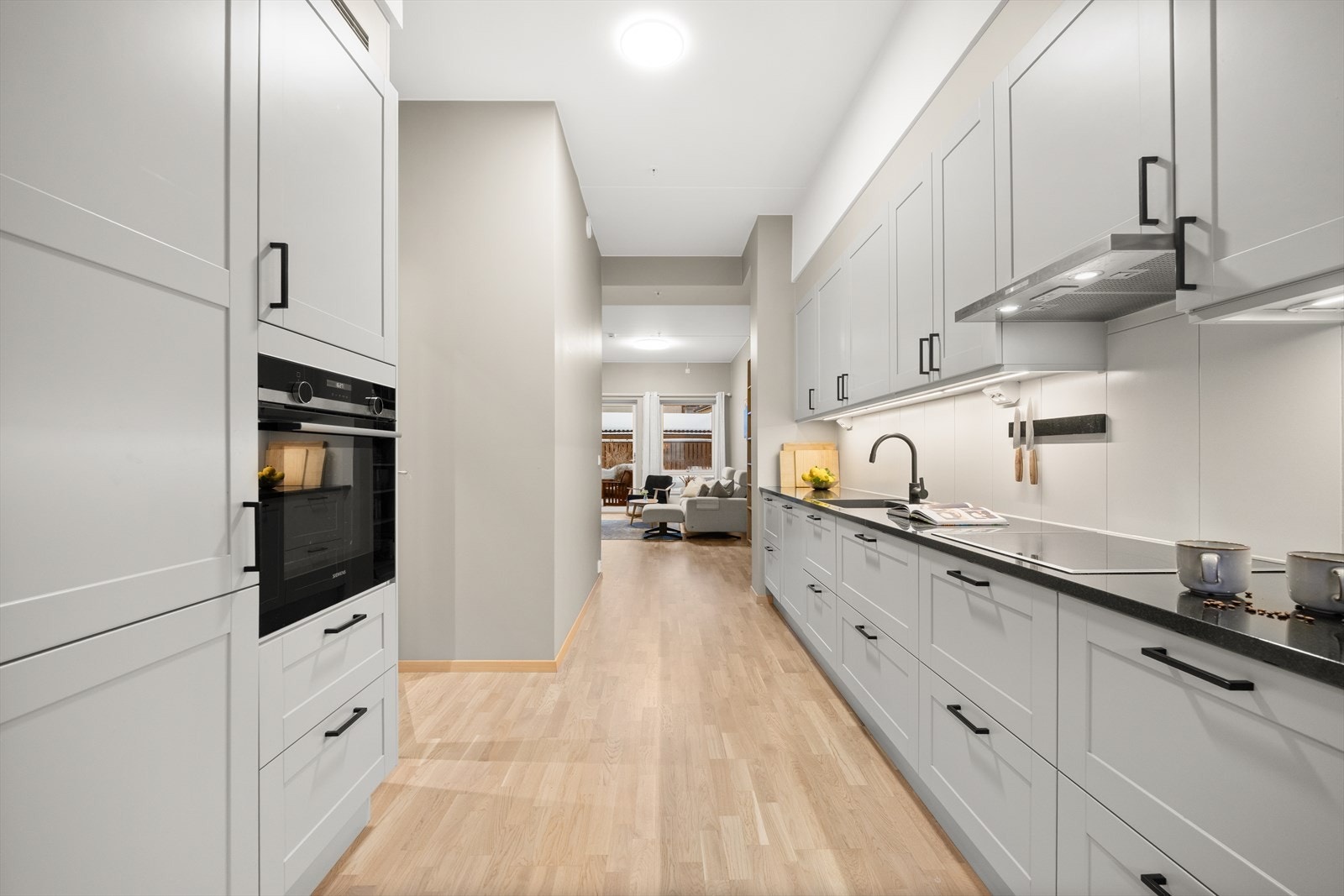 Fra kjøkkenet er det videre adkomst til stuen Galleribilde