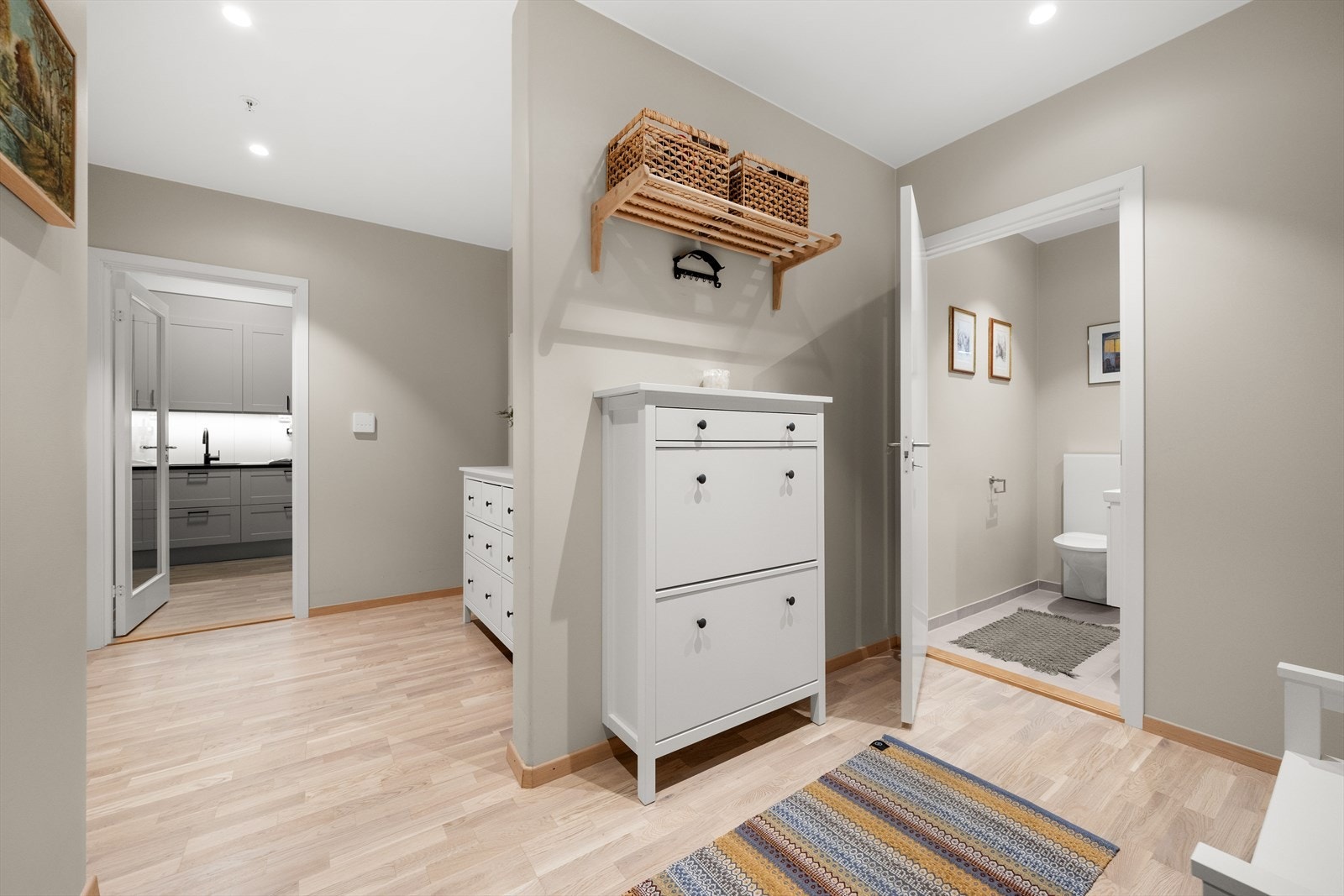 Gangen gir god plass til oppbevaring Galleribilde