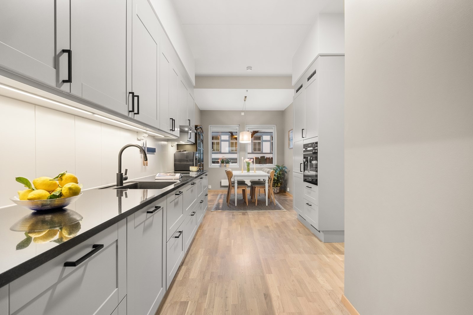 Leiligheten har en lekkert kjøkken Galleribilde