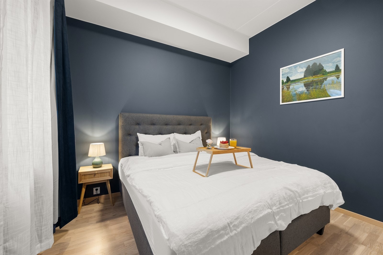 Soverommet gir god plass for dobbeltseng og tilhørende nattbord Galleribilde