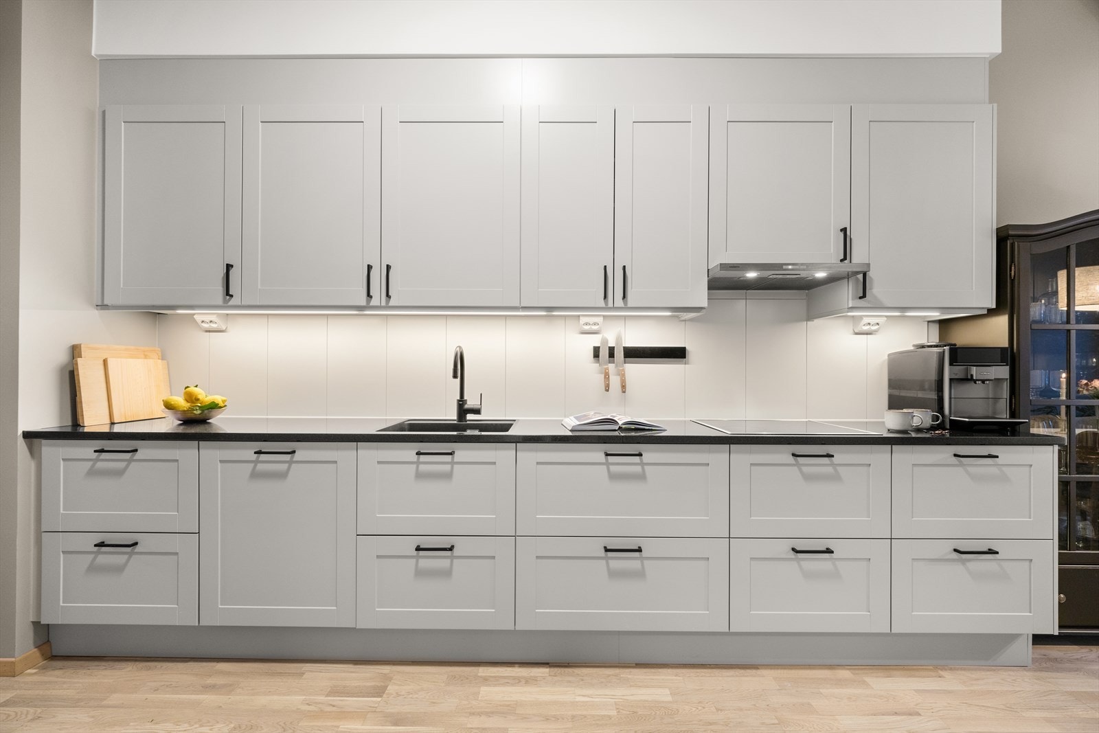 Kjøkkenet har profilerte fronter og flott benkeplate i stein Galleribilde