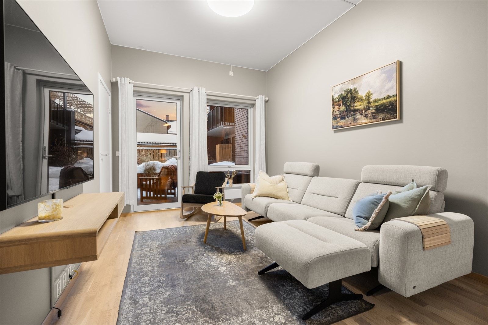 Fra stuen er det videre adkomst til uteplass Galleribilde