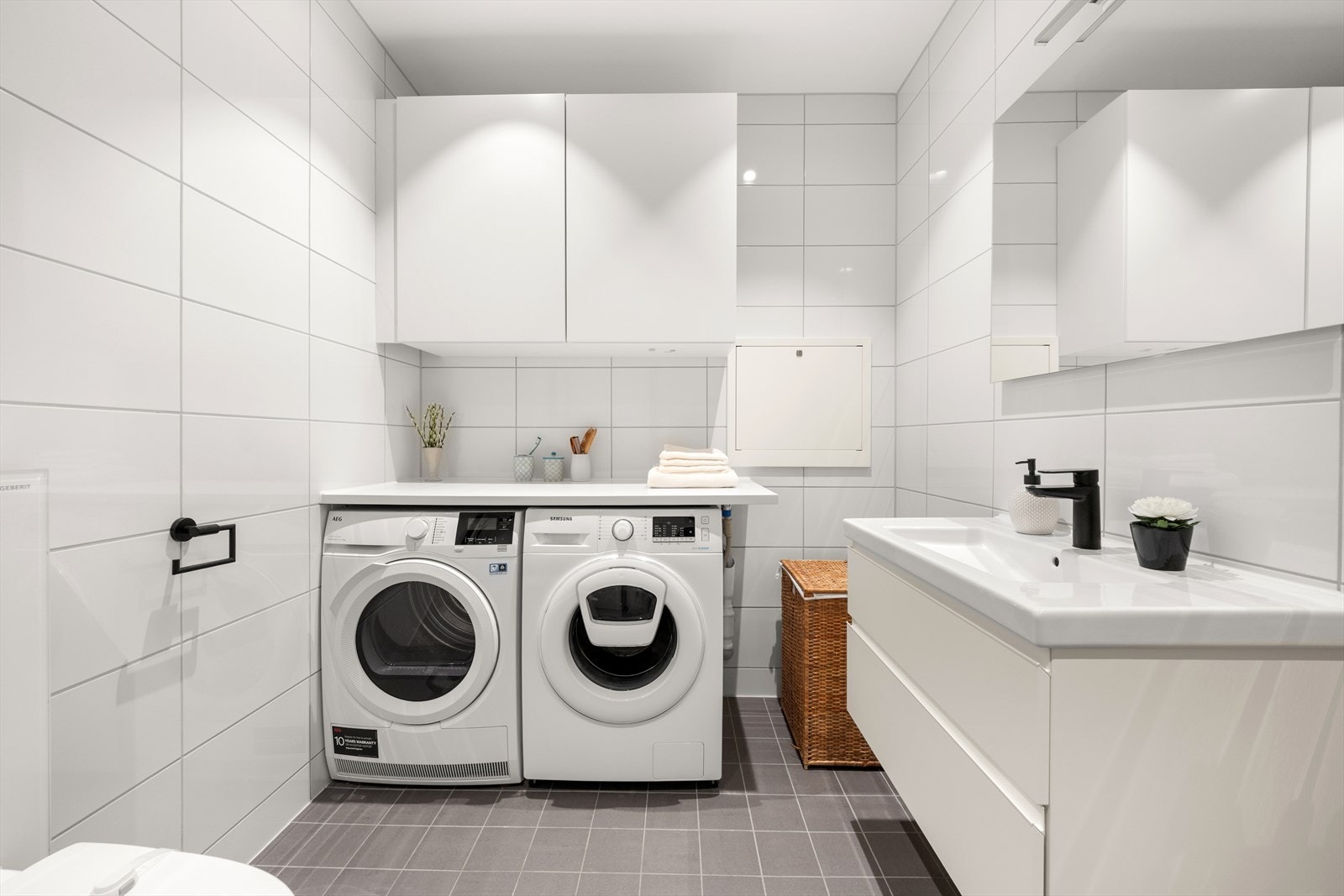 Badet er utstyrt med heldekkende servant med underskap, speil med lys, dusjnisje med regndusj og vegghengt toalett Galleribilde